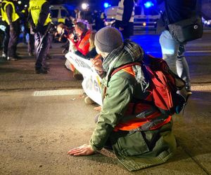 Aktywiści Ostatniego Pokolenia zablokowali Wisłostradę. Kierowcy nie wytrzymali