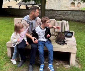 Patryk Jaki na zamku z rodziną