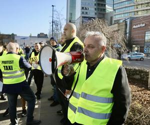 Wielki protest taksówkarzy w centrum Warszawy. Chcą podniesienia stawek!