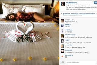 Herbuś chwali się dekoracją łóżka