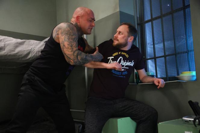 Na Wspólnej odc. 3458. Paweł Wójcik (Grzegorz Kwiecień), więzień (Paweł Bodych) 
