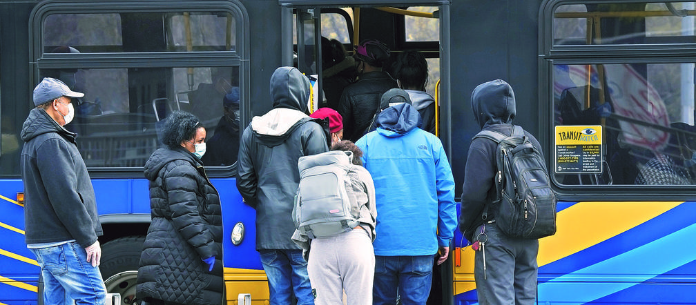 Wirus psuje powrót do szkół