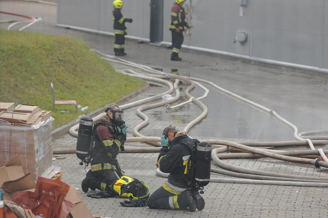 Wciąż płoną hale produkcyjne w Małopolsce. Strażacy apelują o nieotwieranie okien 