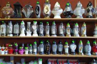 Ceny zniczy i chryzantem na Wszystkich Świętych. Sprawdziliśmy, ile kosztują