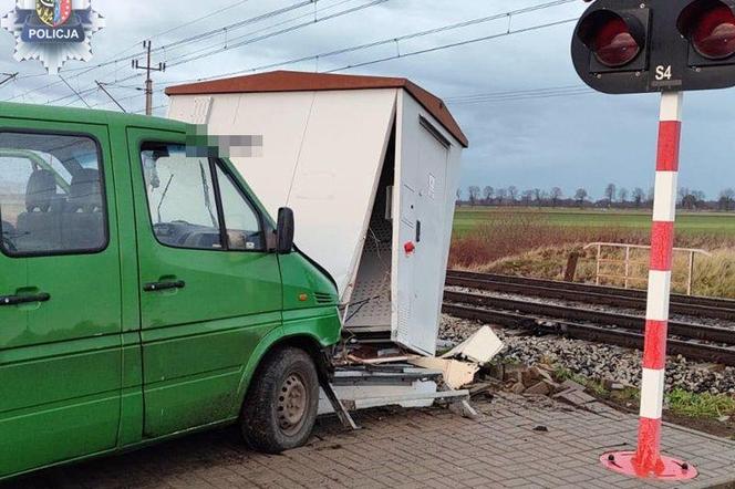 Pijany w sztok wjechał w budkę przy przejeździe kolejowym.  Miał ponad 3 promile alkoholu