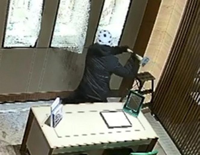 W 1,5 minuty zrabowali zegarki warte 2 miliony. Nagranie z zuchwałego skoku na jubilera w Galerii Mokotów