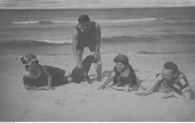 Ludzie wypoczywający na plaży w Jastarni. Zdjęcie zrobione w 1920 roku 