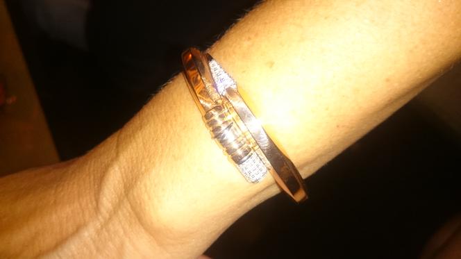 Narzeczony obsypał Minge diamentami