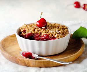 Z wiśni i kruszonki robię pyszny deser. Cherry crumble jest łatwy i znika w okamgnieniu