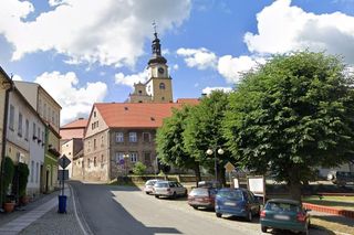 Ta wieś jest ozdobą Dolnego Śląska. Są tu słynne drewniane domy tkaczy 