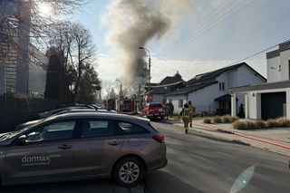 Potężny pożar domu parterowego w Warszawie. Gęsty dym widać było z kilku kilometrów
