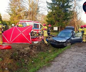 > Tragedia w Tomicach. Jechali bez pasów, betonowy słup pękł jak zapałka. Są zarzuty dla młodego kierowcy