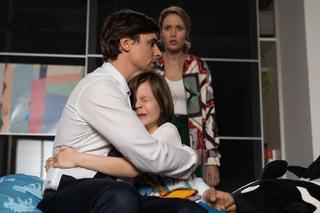 Na dobre i na złe odc. 889. Joanna Gawryło (Monika Kaleńska), Krzysztof Radwan (Mateusz Damięcki), Kubuś (Wiktor Trojan)