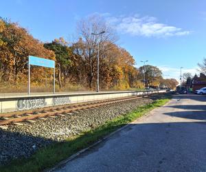 Remontowany dworzec w Jastarni. Trasa kolejowa Puck-Hel.