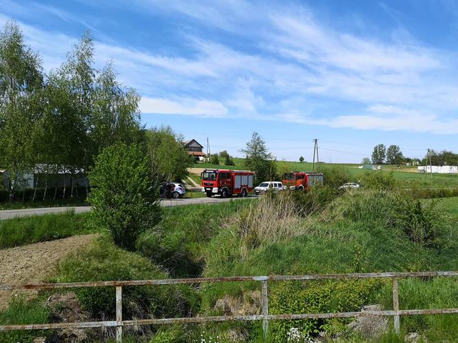 Na przejeździe kolejowym w Szalowej samochód wpadł pod drezynę