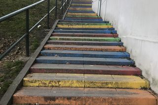 Tęczowe schody w Krakowie mogą zyskać nowe życie