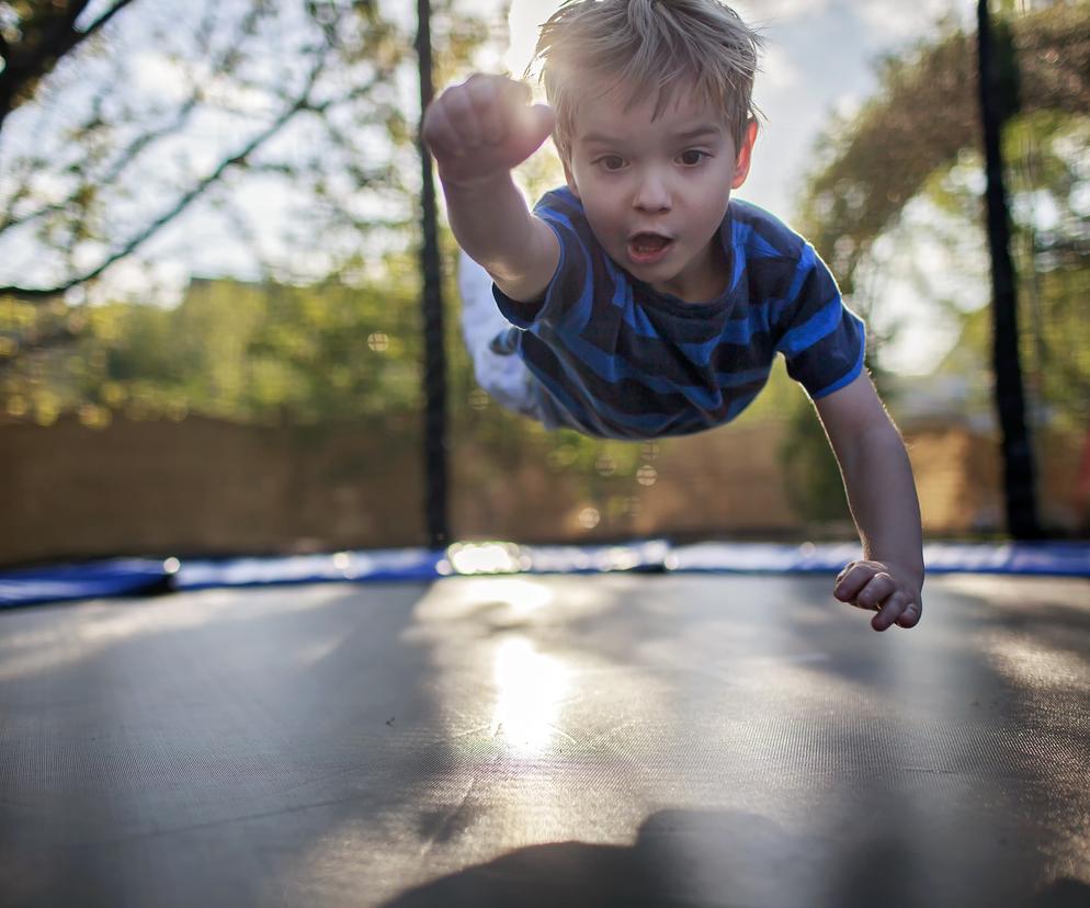 Chłopiec na trampolinie