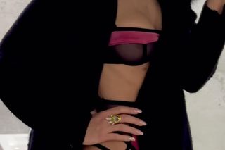 Justyna Steczkowska promuje swój występ w klubie. Wije się w samej bieliźnie