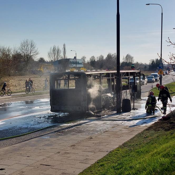 Autobus miejski spłonął doszczętnie na środku ulicy! Szok w Łodzi [ZDJĘCIA]