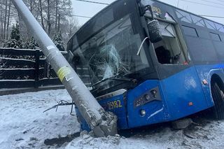 Autobus uderzył w słup (22.11.2024)