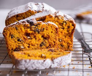 Ścieram na tarce i mieszam z tymi składnikami. To wyborne ciasto marchewkowe robię bez miksera