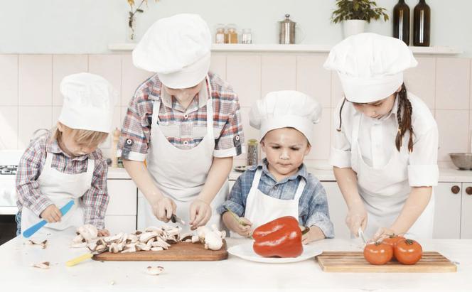Gotowanie z dzieckiem: przepisy na proste potrawy, które dziecko jest w stanie zrobić z niewielką pomocą dorosłego