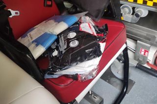 Warszawa. Karetką przemycali petardy na mecz. Student medycyny i 52-latka usłyszeli zarzuty