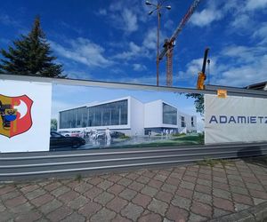 Wielki dźwig stanął przy pływalni Akwawit w Lesznie. Rusza ostatni etap rozbiórki 