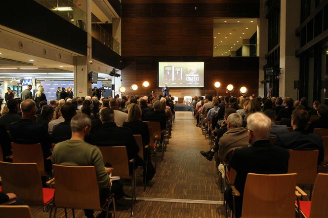 Dariusz Szpakowski napisał książkę. Plejada gwiazd na premierze