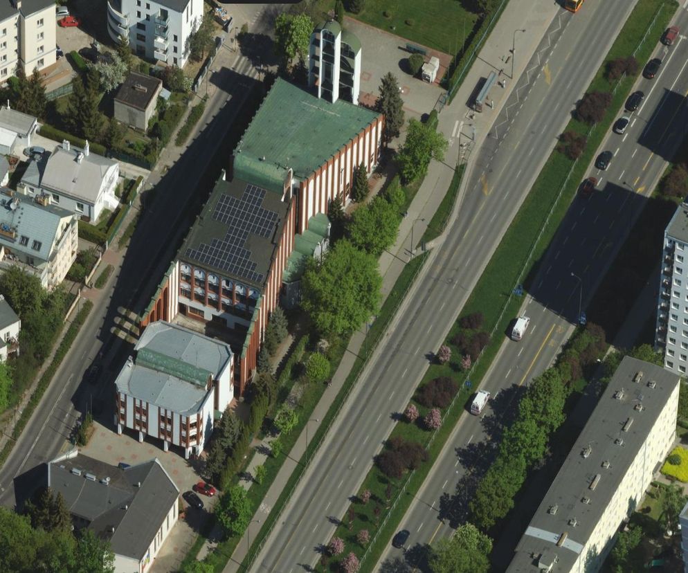 Ułożył znak krzyża z paneli fotowoltaicznych na kościele. „Bóg widzi i cieszy się”