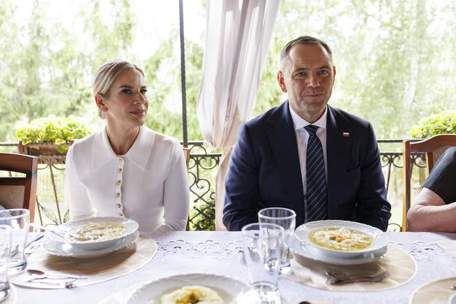 Karol i Marta Nawroccy na obiedzie u rodziny spod Kolbuszowej, na stole same smakołyki