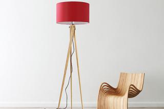 Lampa podlogowa z czerwonym kloszem w salonie