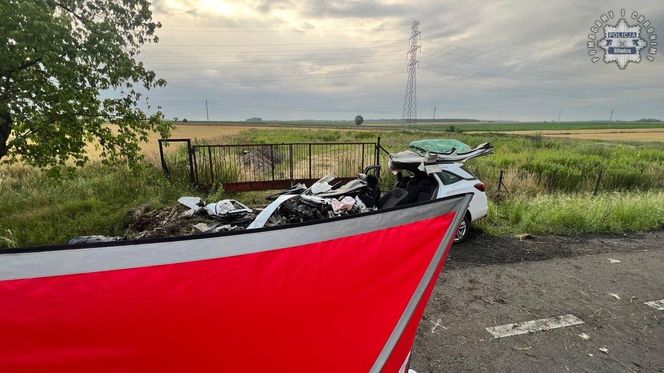 Pyskowice. Nie żyje młody kierowca. Z opla niewiele zostało, wskazówka na liczniku zatrzymała się na 160 km/h