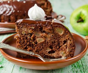 Amerykanka – ciasto, które skradło moje serce. Wilgotny kakaowy placek z jabłkami i chrupiącymi orzechami