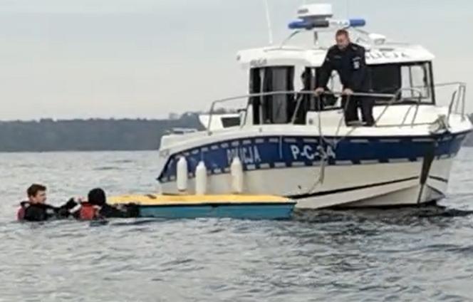 Akcja ratunkowa na Zalewie Włocławskim! Policjanci użyli nowej łodzi