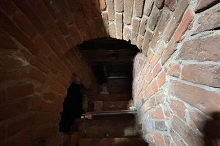 Co kryje tajemnicza krypta w klasztorze w Kazimierzu Biskupim