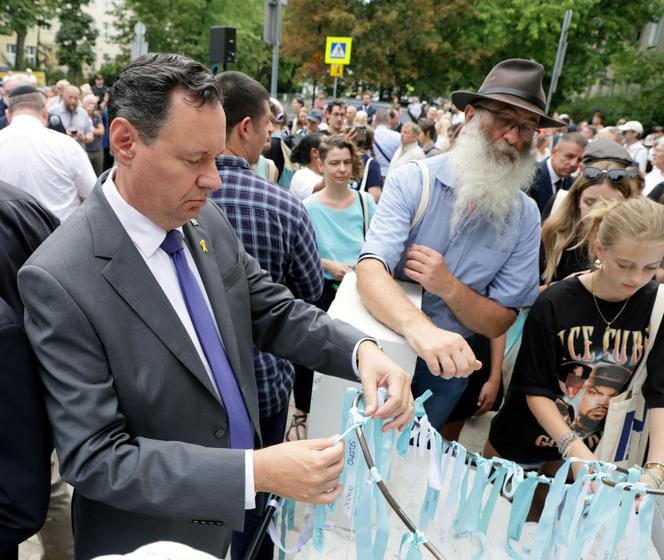 Uczestnicy Marszu przywiązali do rzeźby Wstążki Pamięci