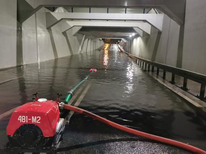 Zniszczona droga w Dominicach, zalany tunel drogowy w Kościanie