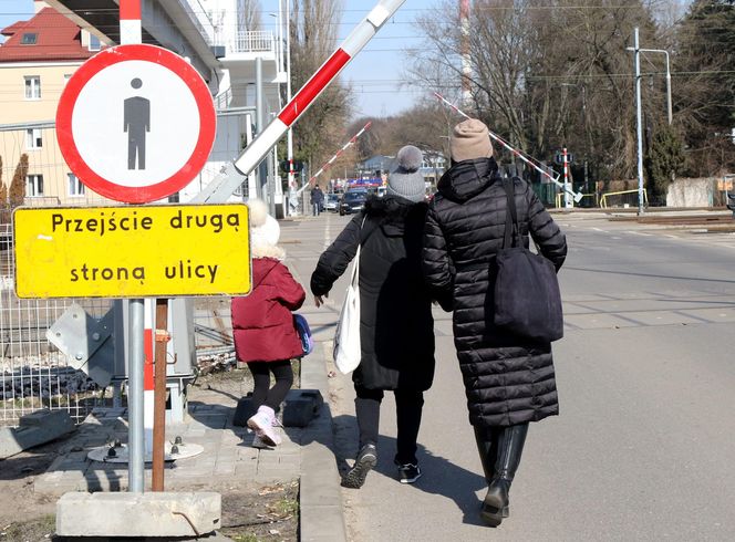  Takiego absurdu w Warszawie już dawno nie było. Mieszkańcy Pragi załamani po budowie kładki nad torami