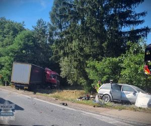 Dramat na drodze. 5 osób rannych pod Przysuchą. Tir roztrzaskał się z osobówką