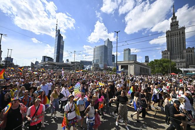 Parada Równości przeszła ulicami Warszawy. Tłumy uczestników