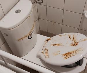 Wandale zdemolowali toaletę na dworcu w Choszcznie