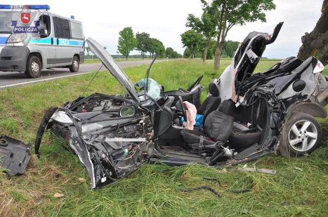 Parczew: Wypadek mazdy. 18-letni kierowca trafił do szpitala [ZDJĘCIE, DYSKUSJA]