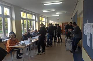 Wybory 2023. Tak wyglądają wybory w Olsztynie. Mieszkańcy poszli oddać swoje głosy [ZDJĘCIA]