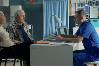 Barwy szczęścia, odcinek 3195: Krystyna (Hanna Bieluszko), Krzysztof Jaworski (Jacek Kałucki), lekarz 