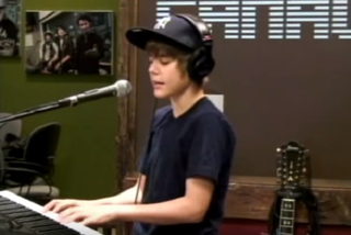 Justin Bieber śpiewa Whee Are You Now