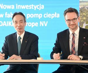 Minister rozwoju i technologii Waldemar Buda i prezes Daikin Europe Masatsugu Minaka