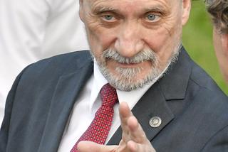 Macierewicz czyta o gejach nazistach