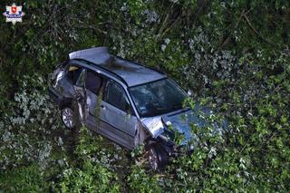 BMW dachowało z kilkumetrowej skarpy! Kierujący autem 19-latek przeżył prawdziwy horror