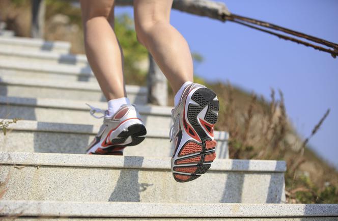 Trening na schodach – zalety, zasady i plan treningowy